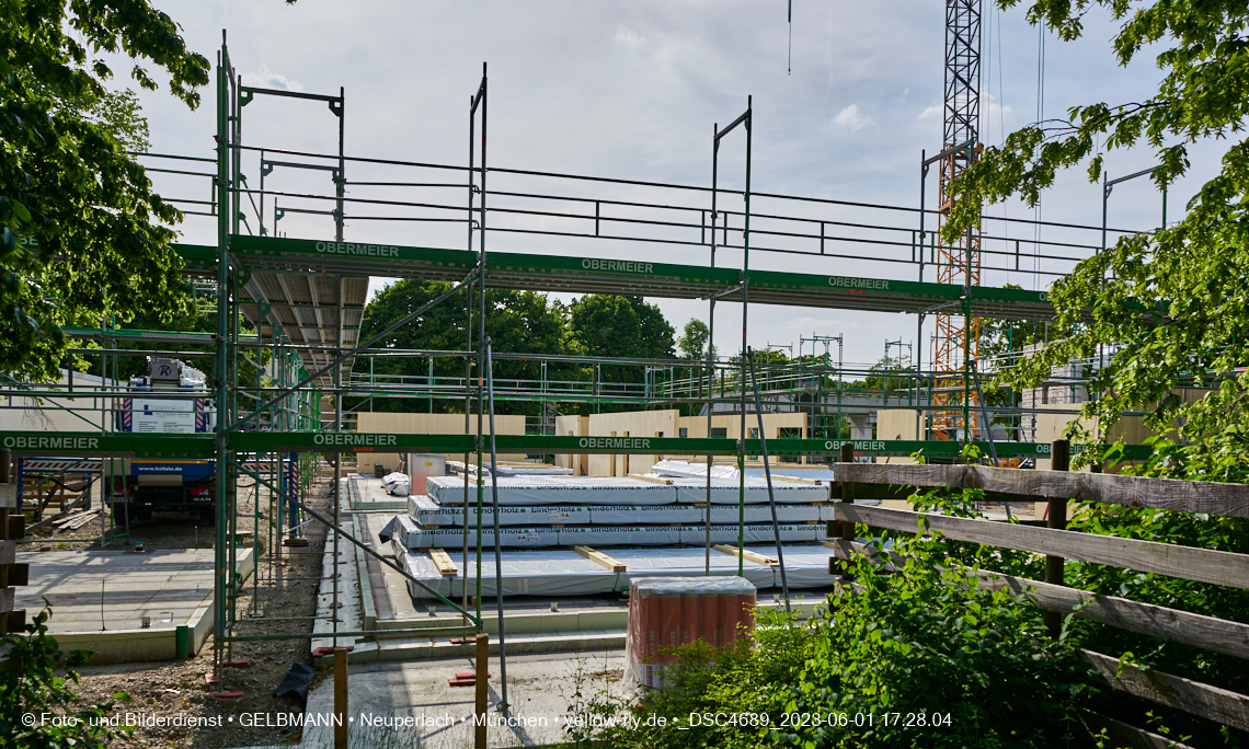 01.06.2023 - Neue Holzwände für das Haus für Kinder in Neuperlach in München